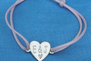 Bracelet Personnalisé avec Coeur en Étain et Gravure de Vos Initiales - Cordon Réglable en Plusieurs Couleurs