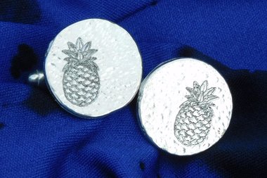 Boutons de Manchette Ananas, en Étain Martelé, Manchettes Noces d’étain , Faites Main par William Sturt chez les Étains de Jumilhac